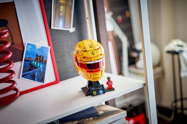 LEGO Editions Scuderia Ferrari HP Lewis Hamilton Helmet (43022) 