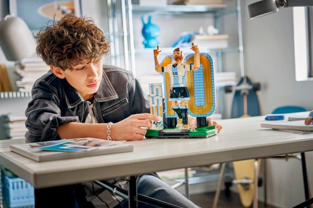 LEGO Football Legend: Lionel Messi – Soccer Legend (43015) 