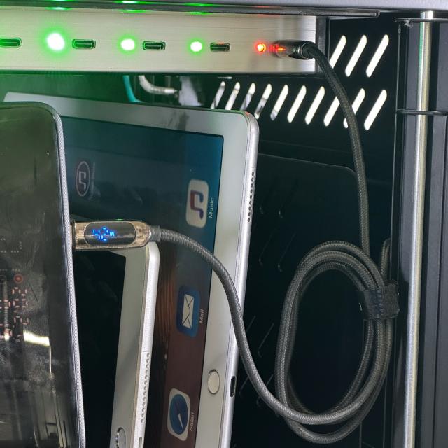 Универсален шкаф за зареждане на до 12 бр. таблети Estillo IP-2312 за монтаж на стена или свободностоящ, 12 x USB-C порта 