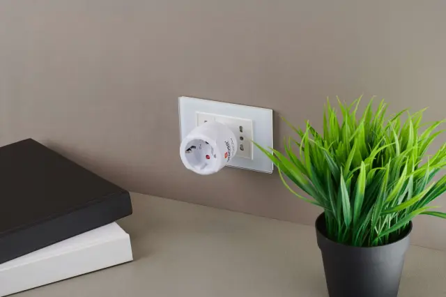 Skross Travel adapter World to CH+IT+ Brasil, USB 